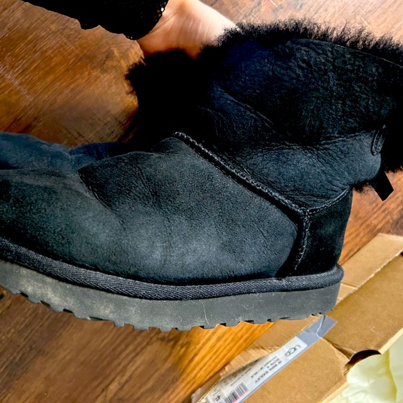 Short Uggs with Bow - Ugg - Black - Size 7 - Picture 4 of 4